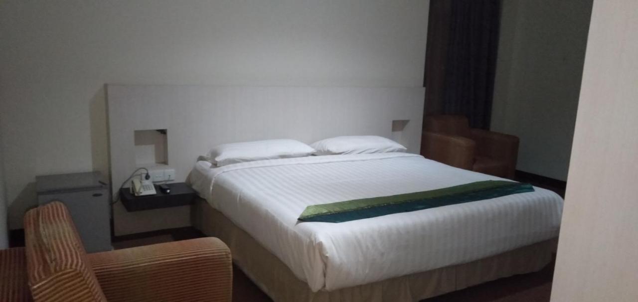 Reddoorz Plus Near Hotel Benua Kendari Ngoại thất bức ảnh